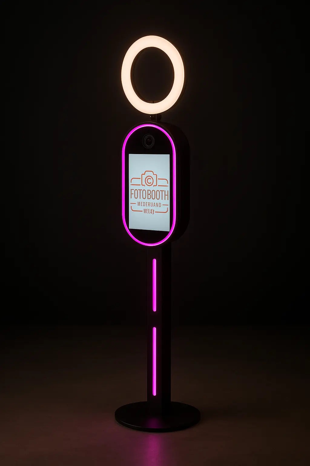 Compacte spiegel fotobooth op paal zijaanzicht