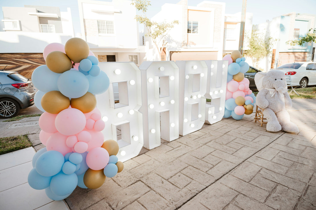 roze en blauwe ballonnen bij een gender reveal feest - fotobooth huren voor babyshower