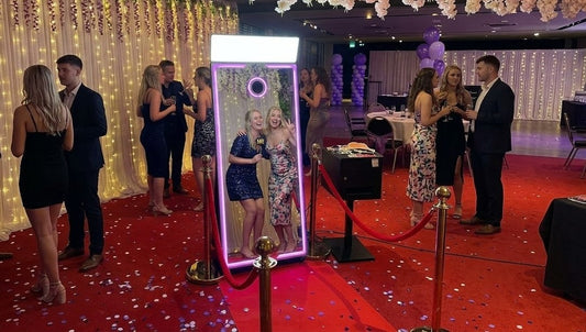 twee vrouwen poseren voor grote spiegel tijdens feest - magic mirror fotobooth