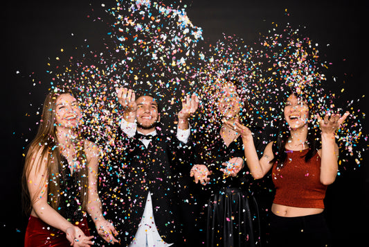 feestelijk geklede jongeren op een gala of schoolfeest - photobooth huren voor schoolfeest