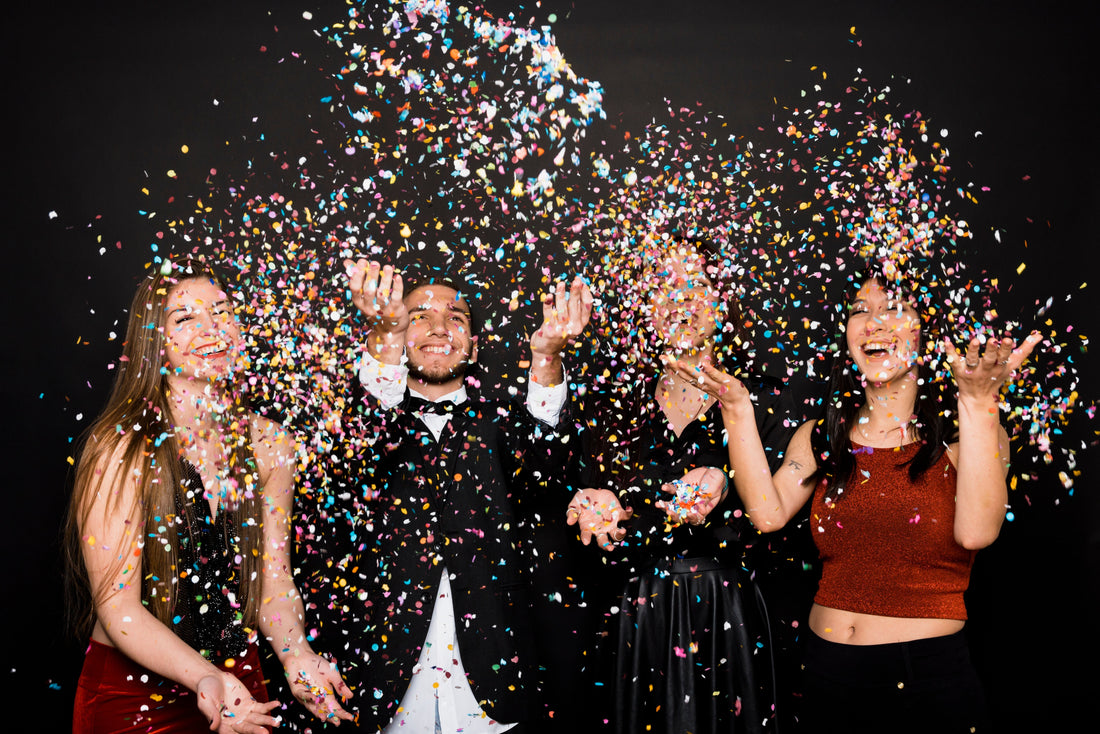 feestelijk geklede jongeren op een gala of schoolfeest - photobooth huren voor schoolfeest