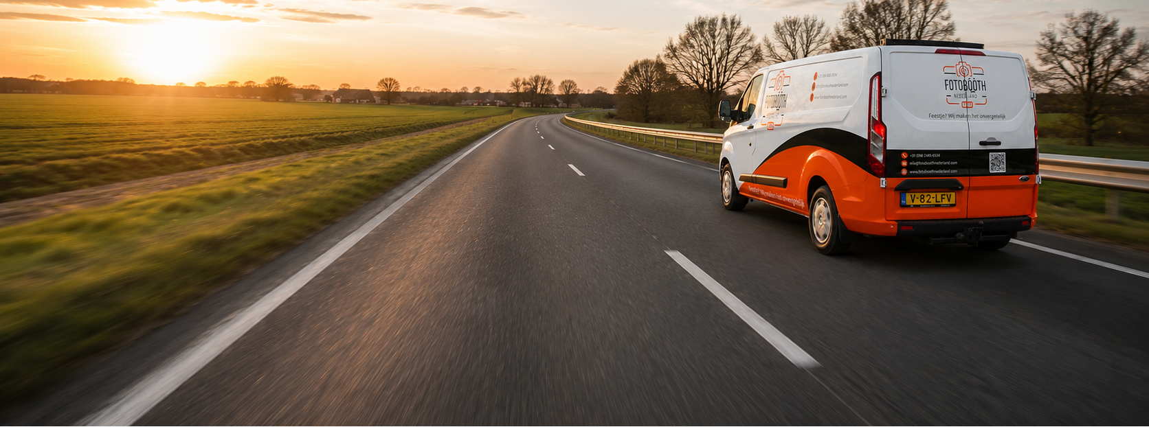 Bedrijfsbus van Fotobooth Nederland rijdt over de weg richting een feestlocatie voor fotobooth verhuur op locatie.