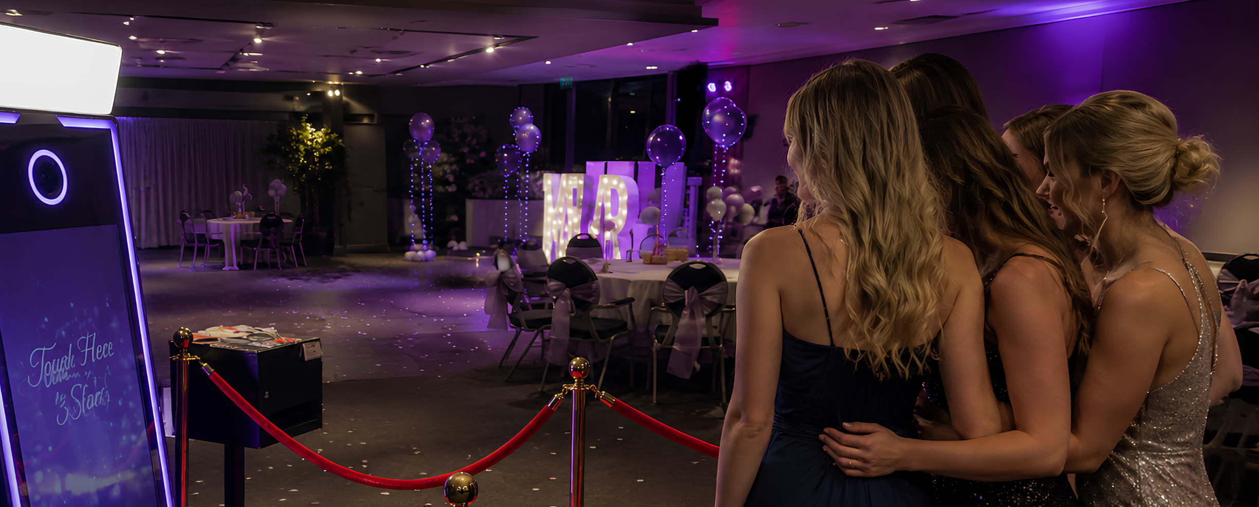 Luxe spiegel fotobooth met rode loper en poserende gasten op een sfeervolle eventlocatie, ideaal voor het huren van een fotobooth voor bruiloften, gala’s en feesten.