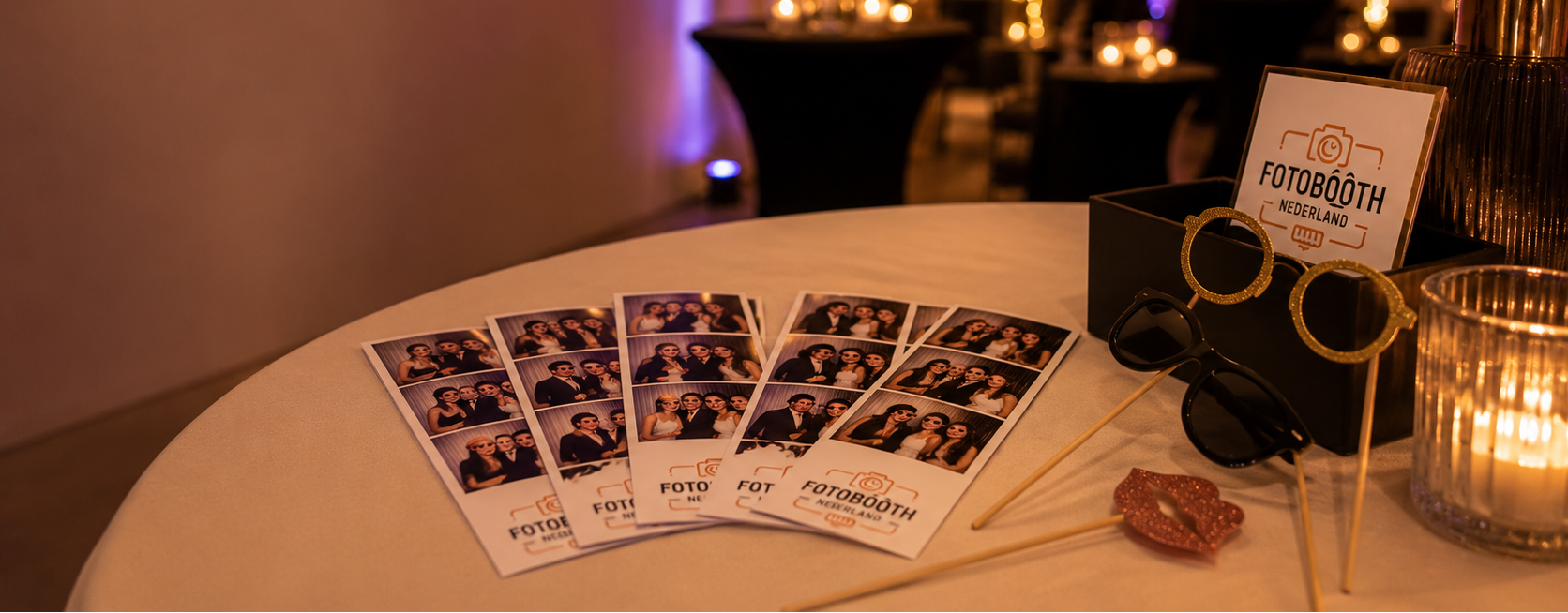 Fotostrips en fotobooth props op een sfeervolle eventtafel, passend bij veelgestelde vragen over fotobooth huren, prints, personalisatie en online delen.