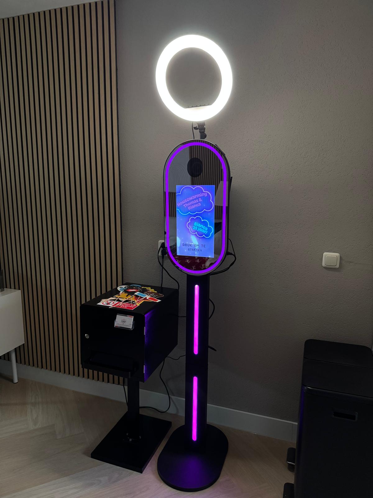 Compacte photobooth op paal housewarming Bianca