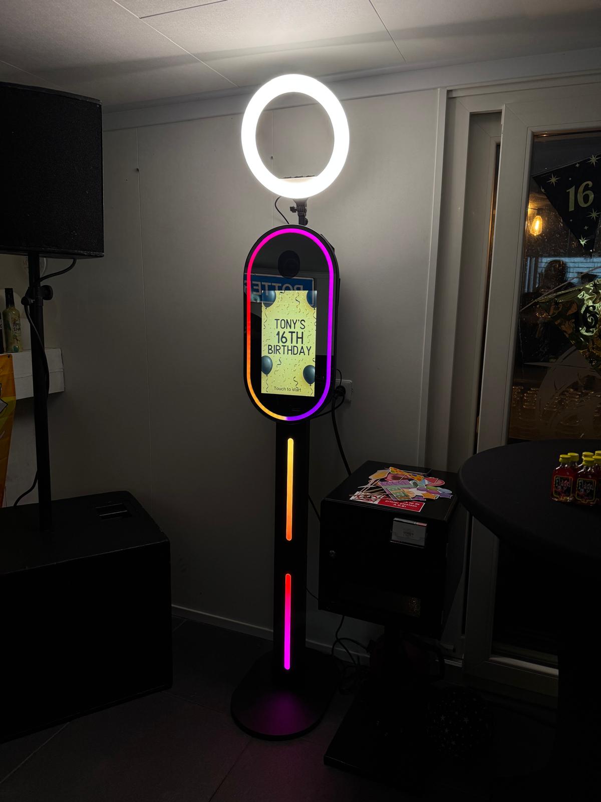 Compacte photobooth op paal Tonys 16e verjaardag