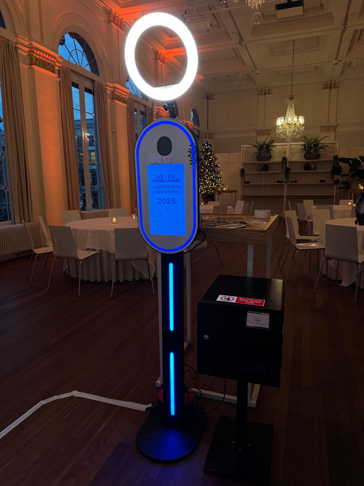 Compacte photobooth op paal eindejaarsfeest wereldmuseum