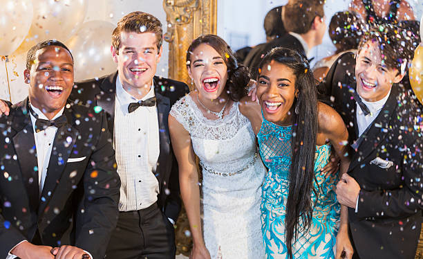 Photobooth huren voor gala of chic feest: groep feestelijk geklede jongeren lacht voor de camera terwijl confetti neerdaalt.