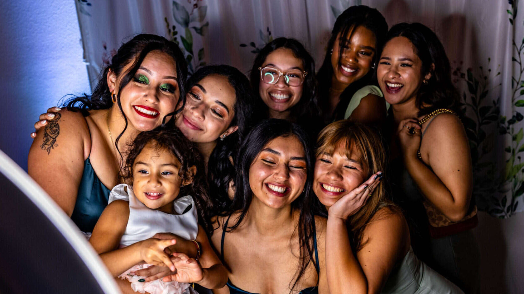 Photobooth huren voor feest: lachende groep vrouwen poseert samen bij de fotobooth.